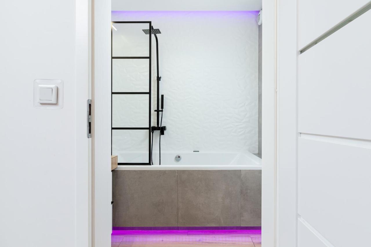 Apartment Movie Jacuzzi At The Main Station By Renters Krakow