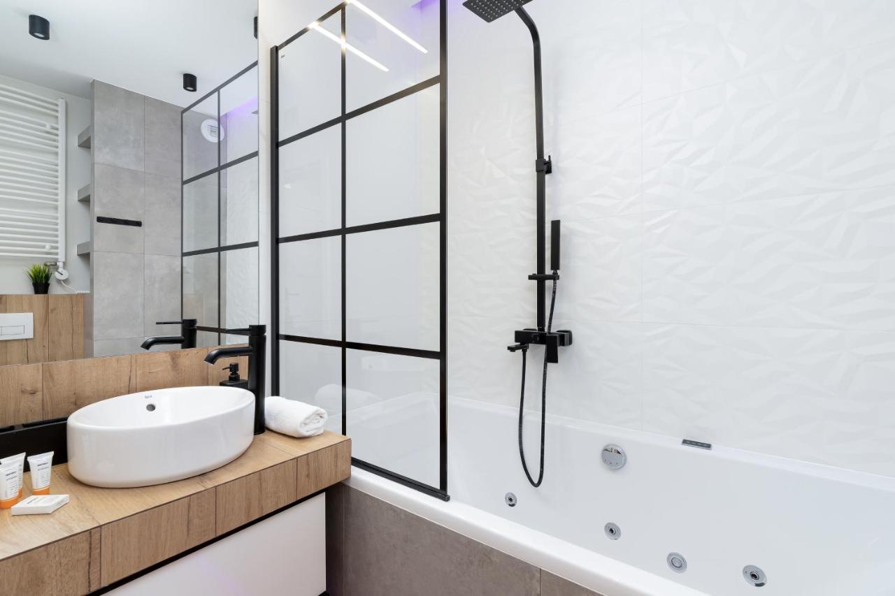 Movie Jacuzzi At The Main Station By Renters Apartment Krakow