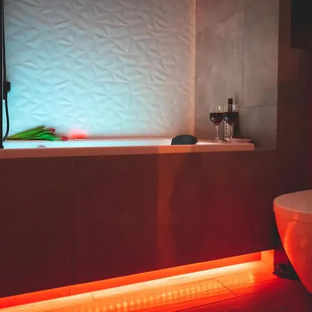 Movie Jacuzzi Apartment At The Main Station By Noclegi Renters Cracovia Exterior foto