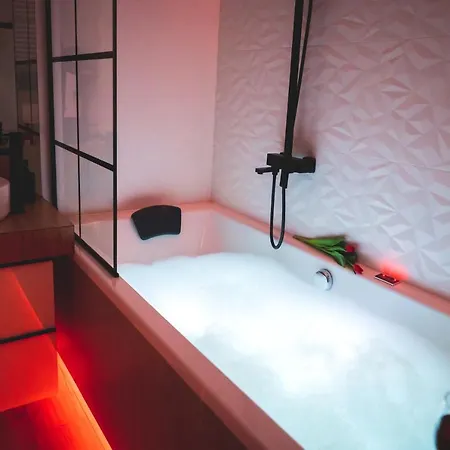 Movie Jacuzzi Apartment At The Main Station By Noclegi Renters Cracovia Exterior foto