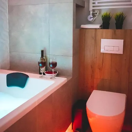Movie Jacuzzi Apartment At The Main Station By Noclegi Renters Cracovia Exterior foto