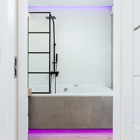 Movie Jacuzzi Apartment At The Main Station By Noclegi Renters Cracovia Exterior foto