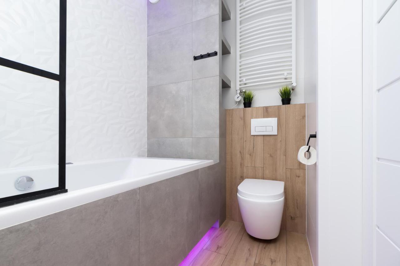 Movie Jacuzzi At The Main Station By Renters Apartamento